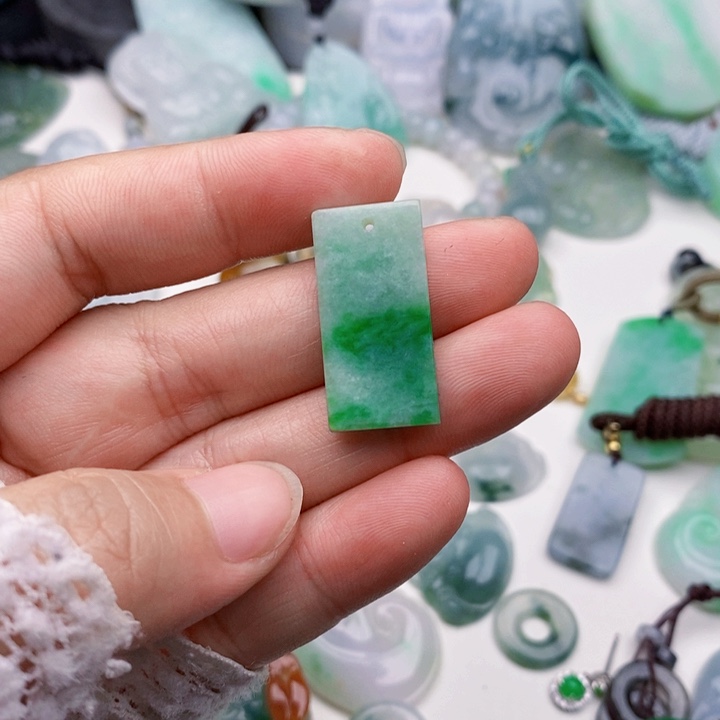 颈饰未镶嵌翡翠遗***真无事牌