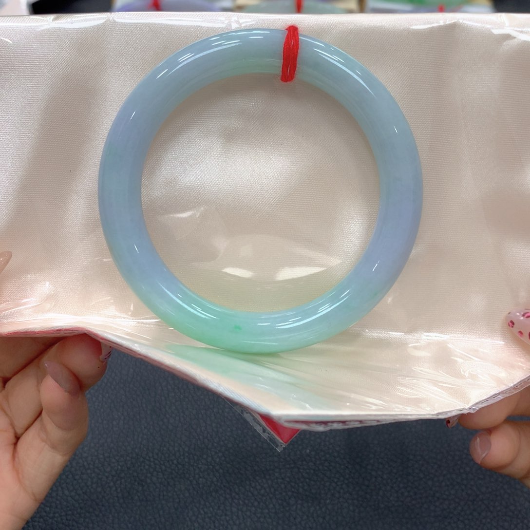 翡翠手镯未镶嵌翡翠