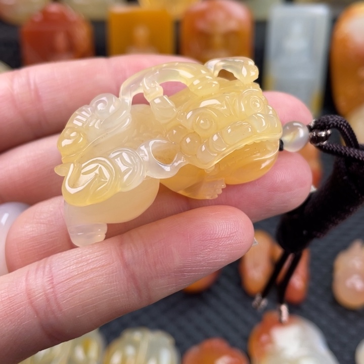 石英质玉（黄龙玉）未镶嵌颈饰