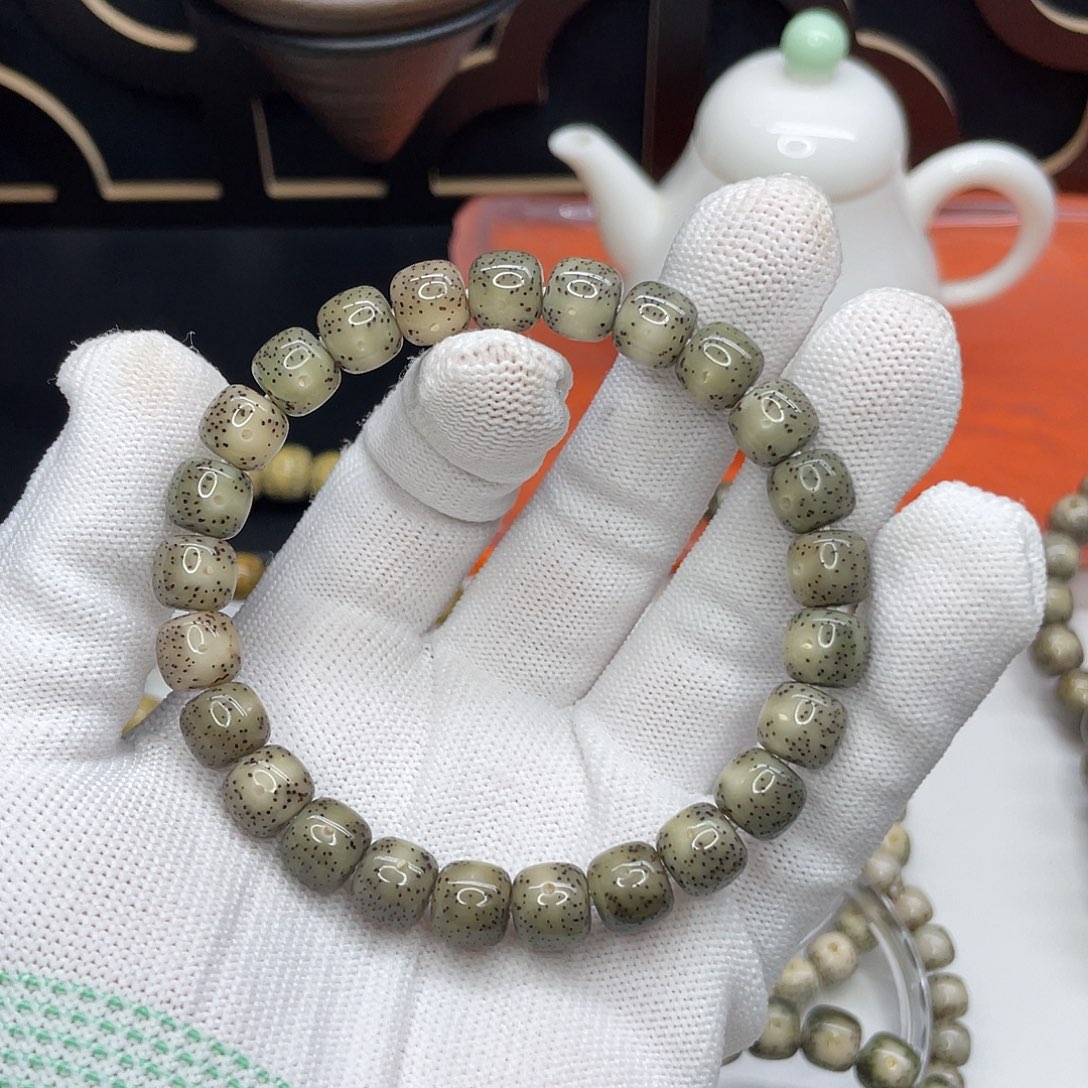 江***虾吊坠星月菩提23。9/8绿冰通体留白