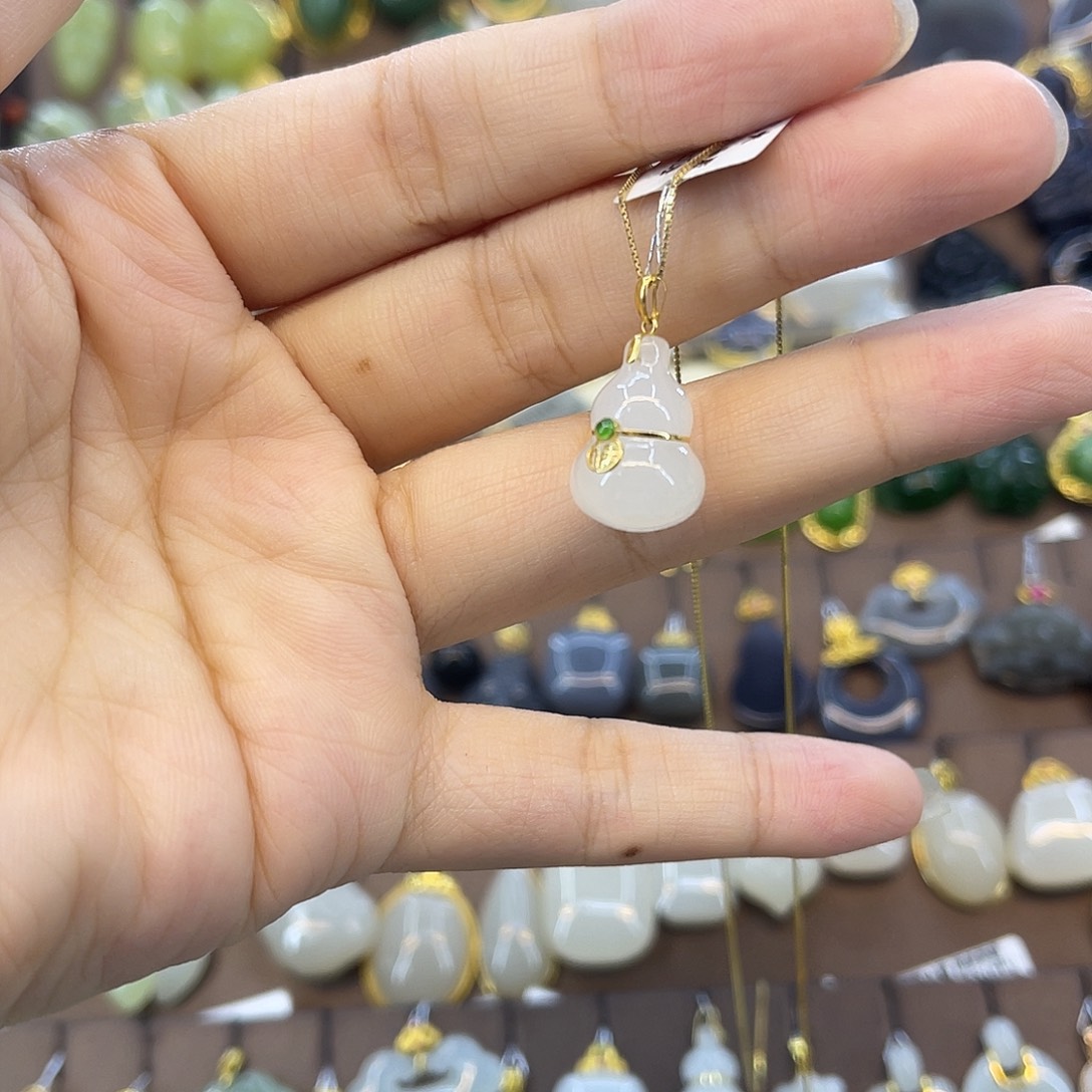 和田玉18K金镶嵌吊坠(赠链)