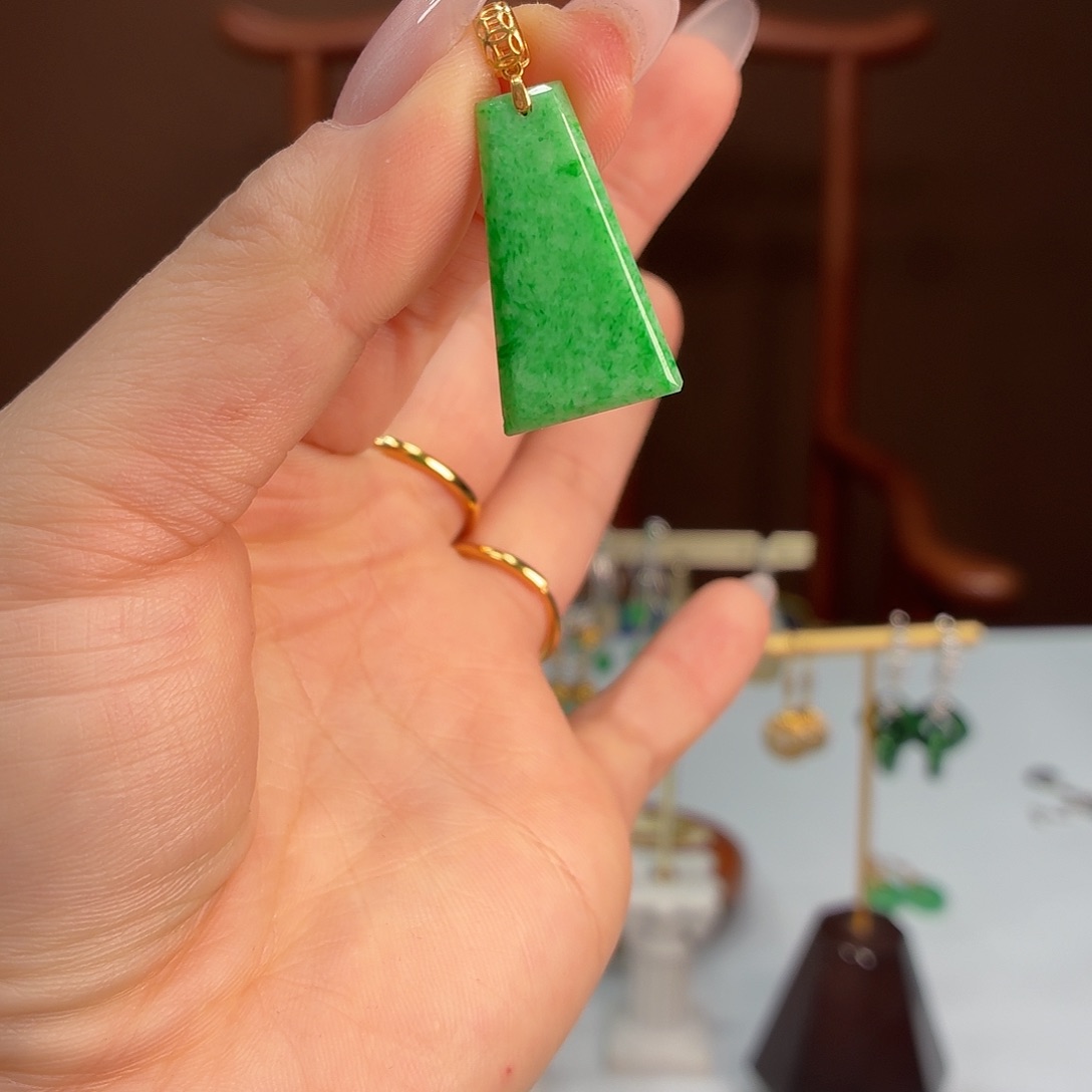 翡翠18K金镶嵌颈饰