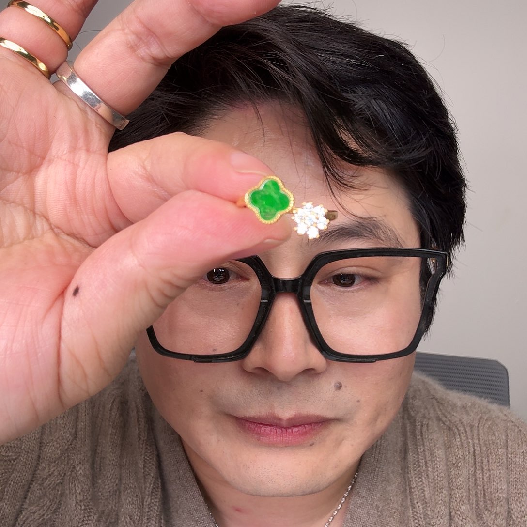 翡翠未镶嵌颈饰一件