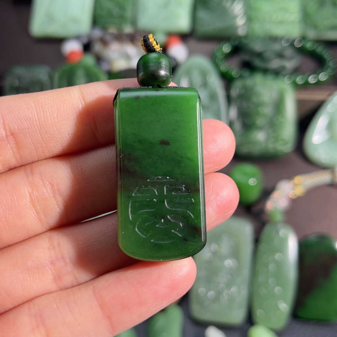 和田玉挂件未镶嵌菠菜绿红皮平安牌定制