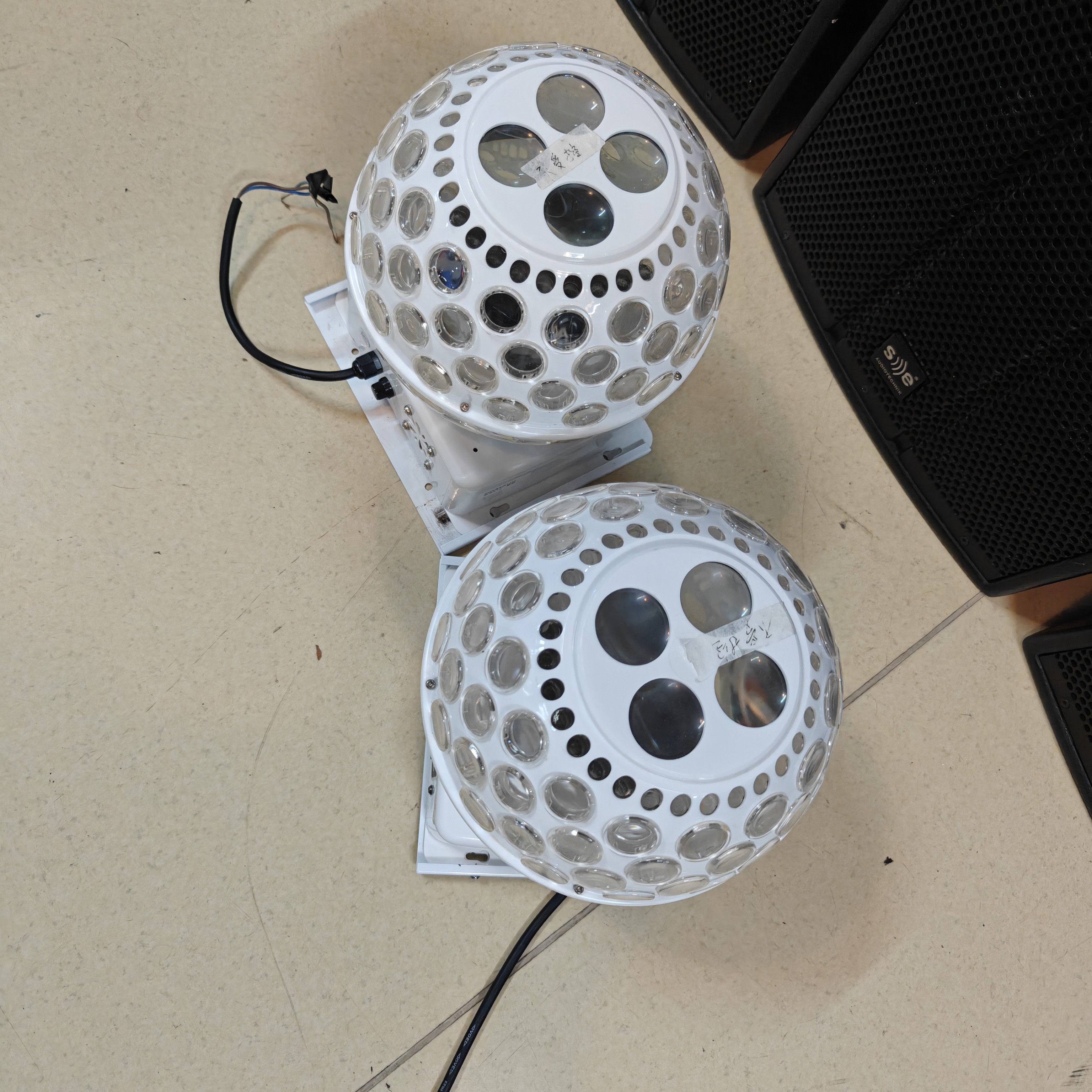 8新  不包邮，一元秒杀ktv灯光一台