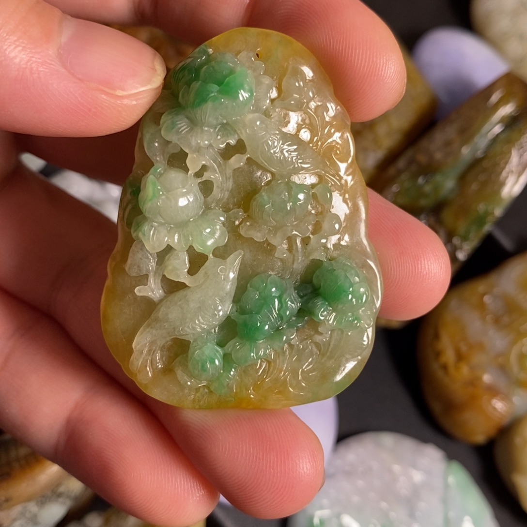 翡翠未镶嵌颈饰黄加绿喜上眉梢