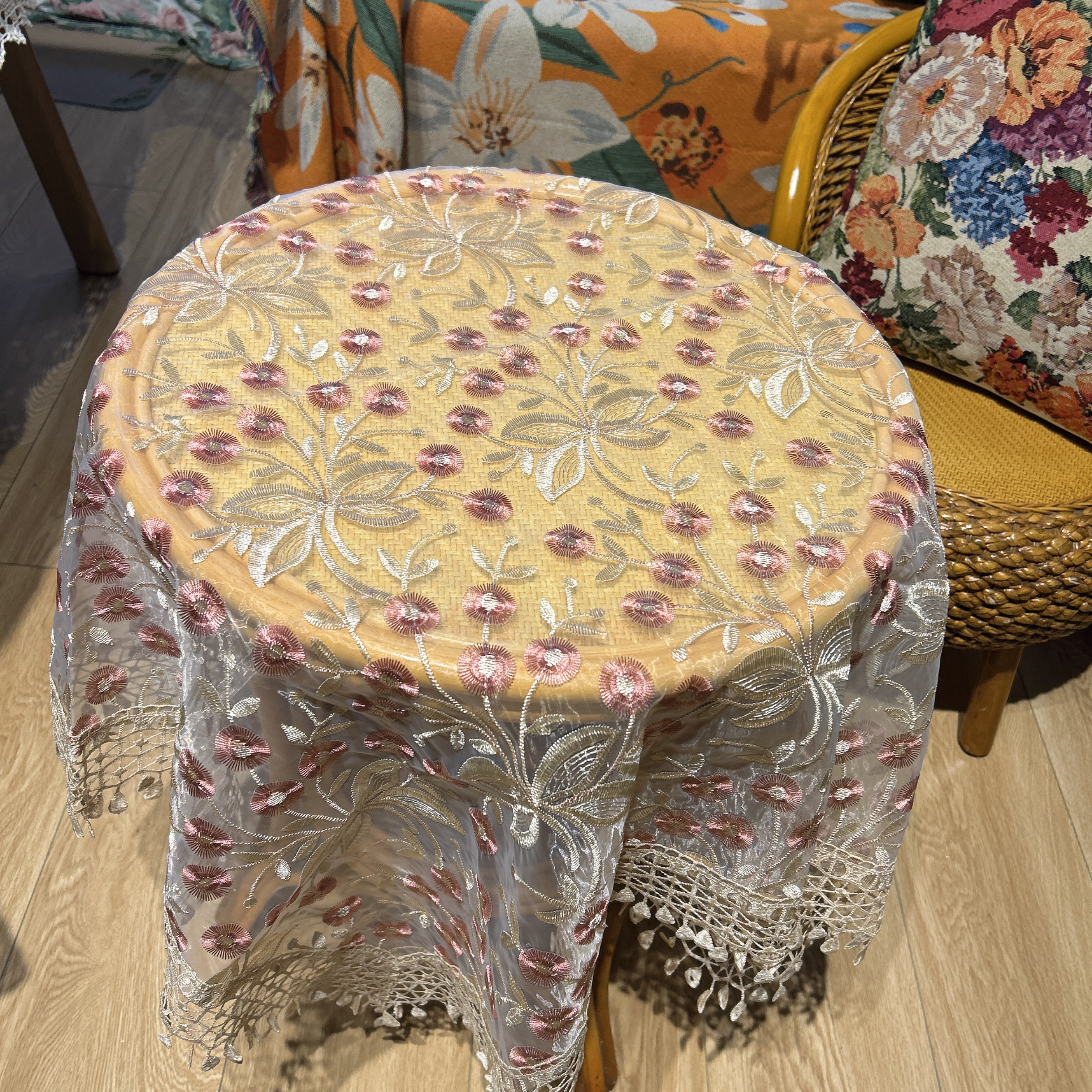 DY137-7-1玻璃纱（110*110cm方)米底粉色有钱花蕾丝边盖巾