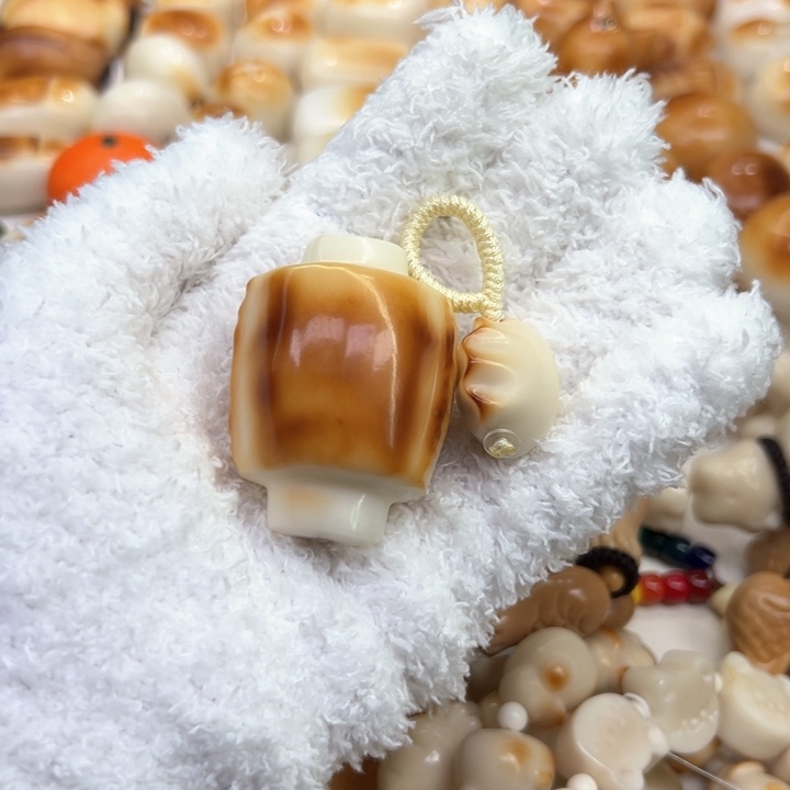 白玉菩提把件82 象牙果原果雕刻排骨手把件+编绳