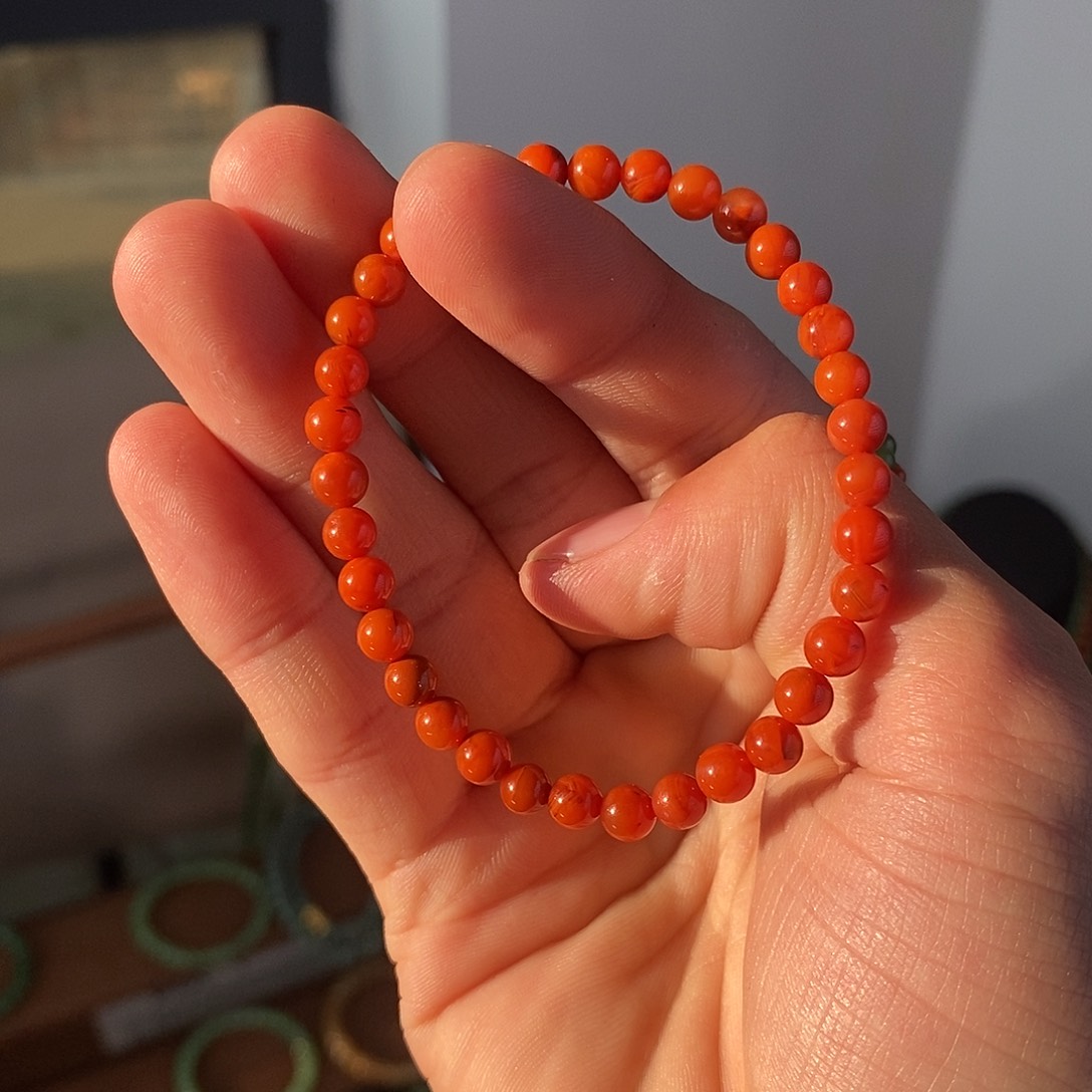 南红玛瑙手串未镶嵌带褐色原皮