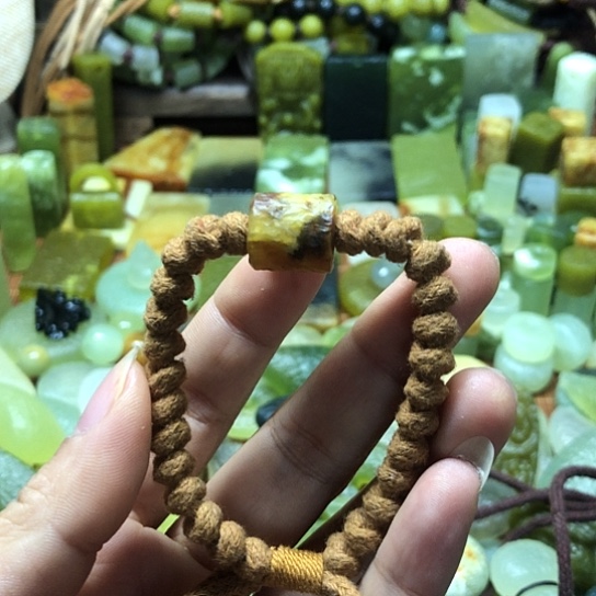 未镶嵌岫玉吊坠岫