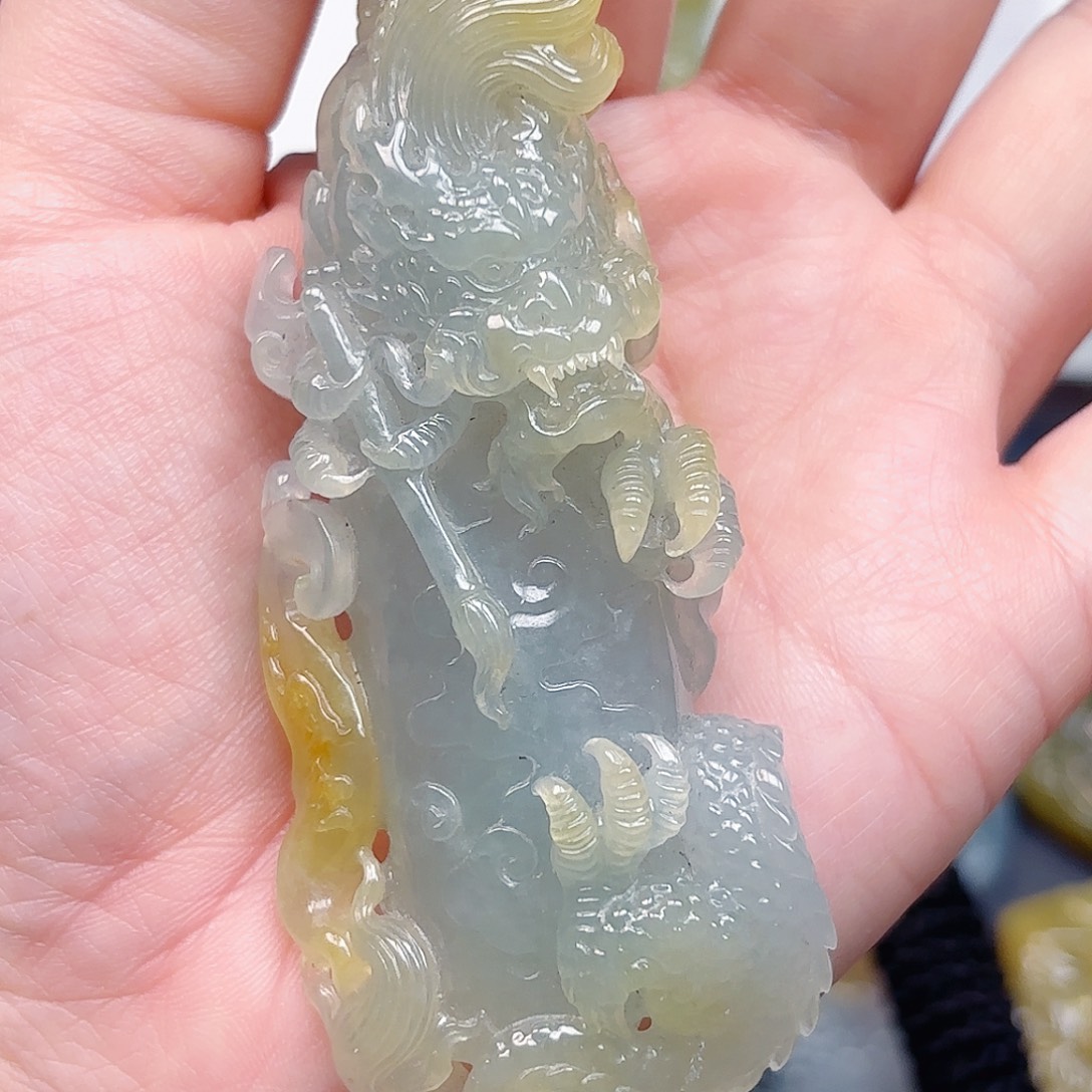 翡翠未镶嵌颈饰龙