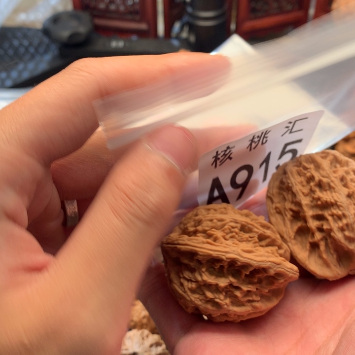 文玩核桃吊坠鸭蛋虎