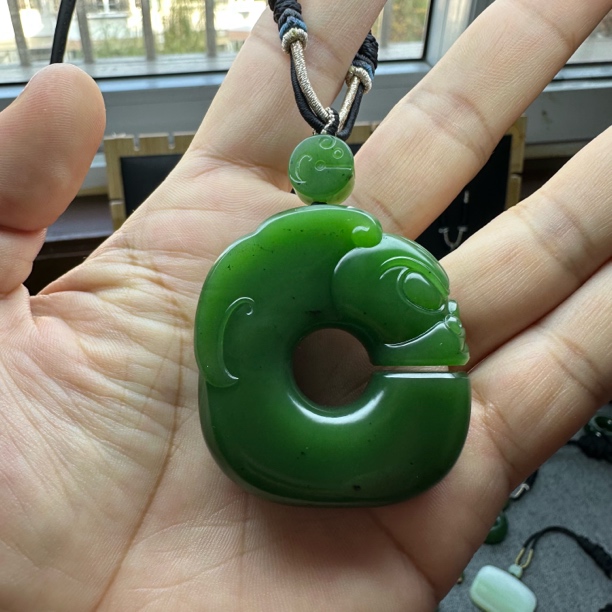 集色堂新疆和田玉碧玉阳绿色细糯苏工玉猪龙64g