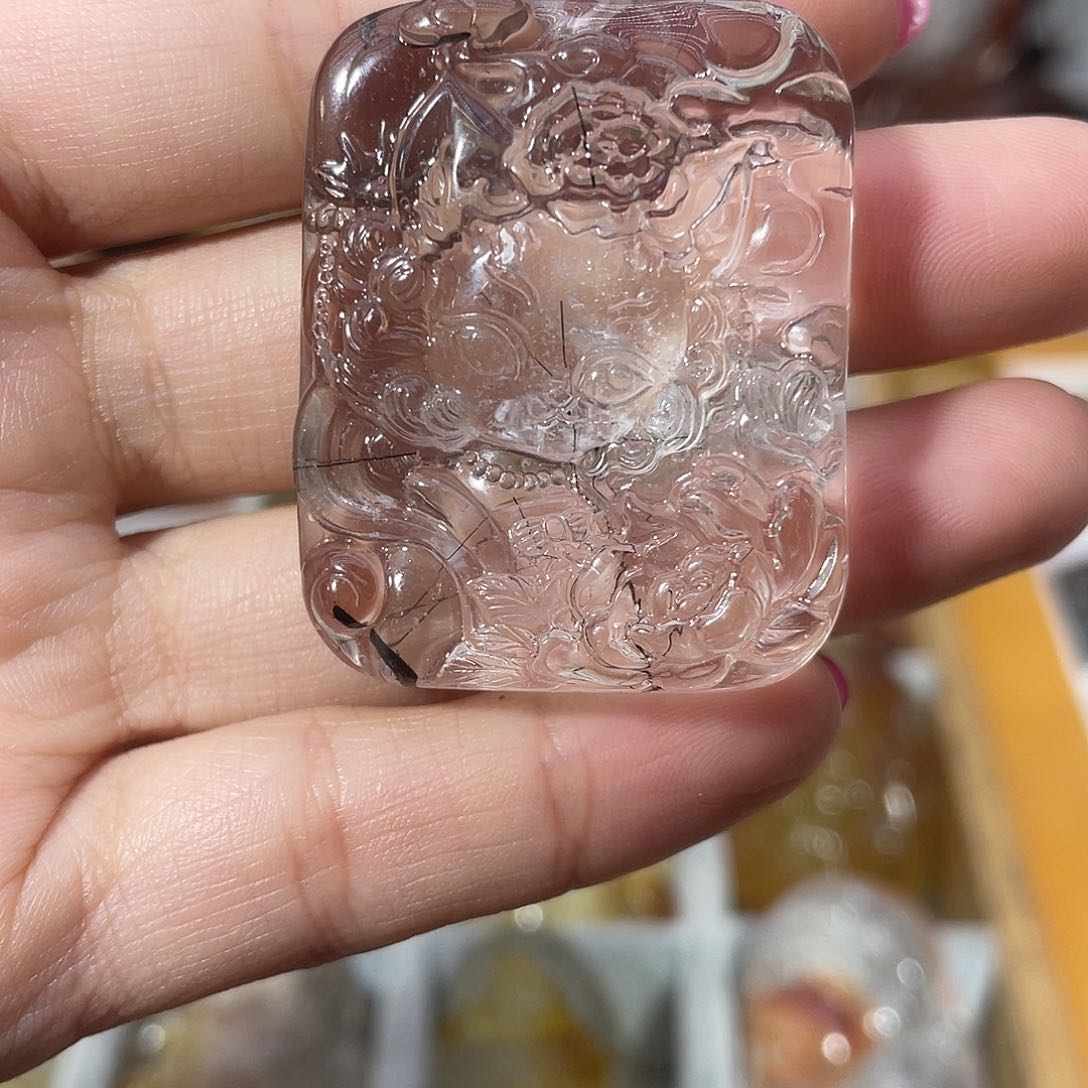 颈饰未镶嵌水晶颈饰未镶嵌的水晶