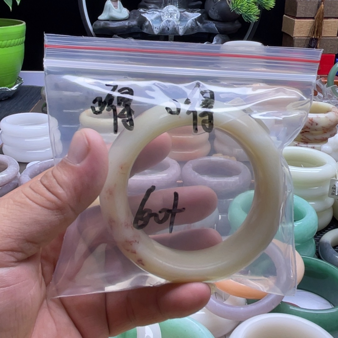 嘚***嘚石英岩玉未镶嵌手镯
