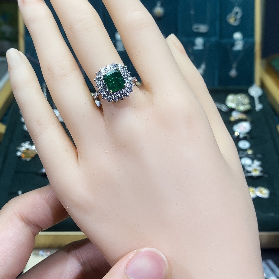 祖母绿戒指18K金镶嵌戒指