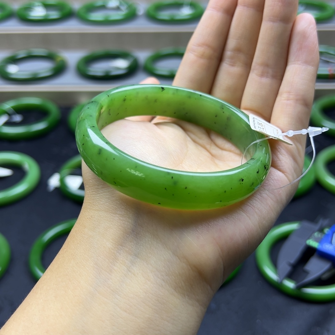 和田玉未镶嵌手镯碧玉高品乌兰海翠果绿6061少黑无纹无裂巨漏