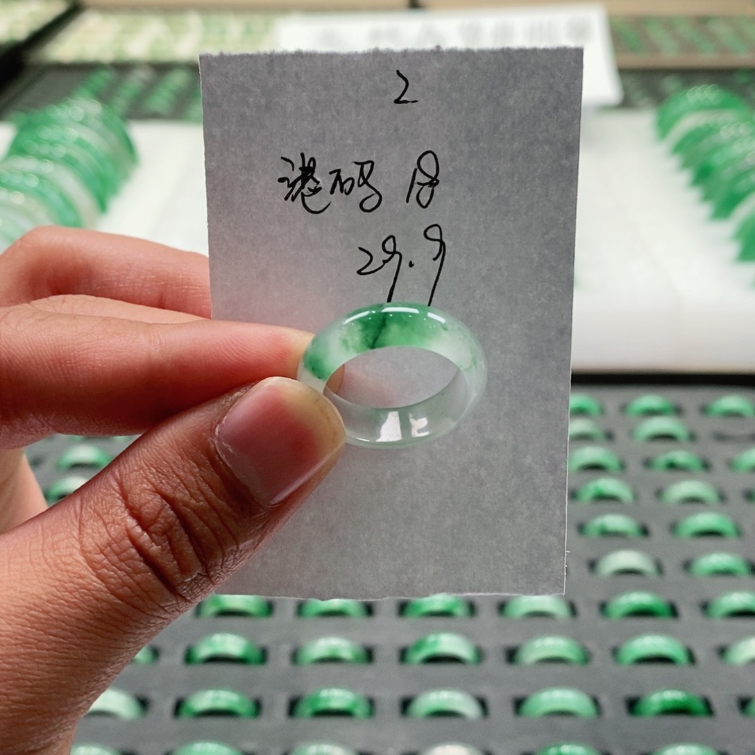 未镶嵌戒圈石英质玉（非洲翠）