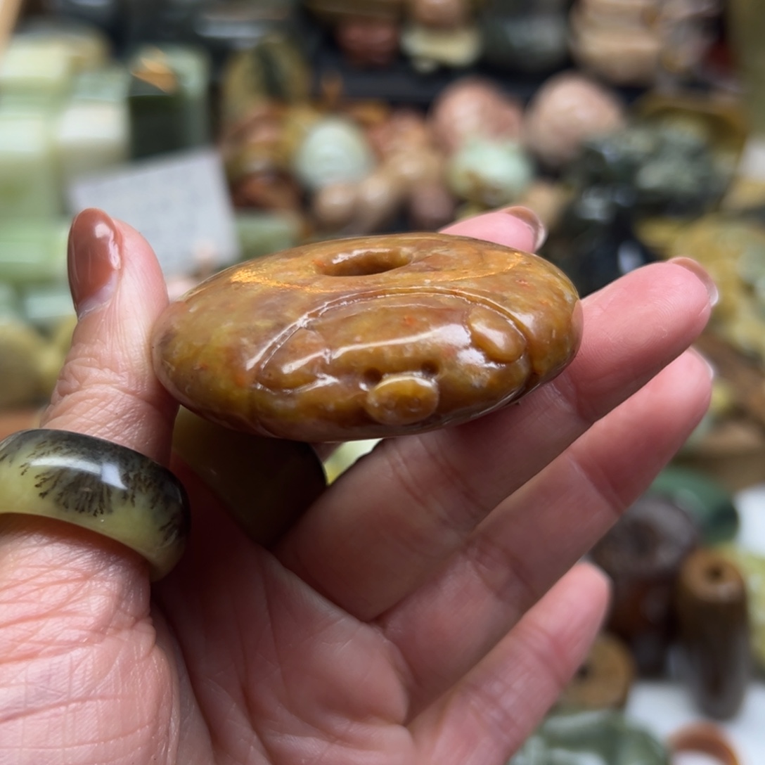 岫玉未镶嵌颈饰辽阳料猪猪扣有点瑕
