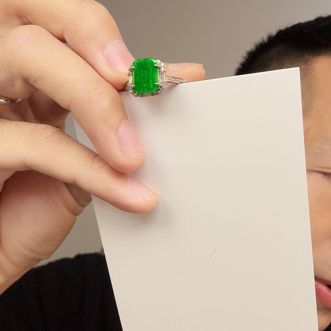 翡翠未镶嵌颈饰一件