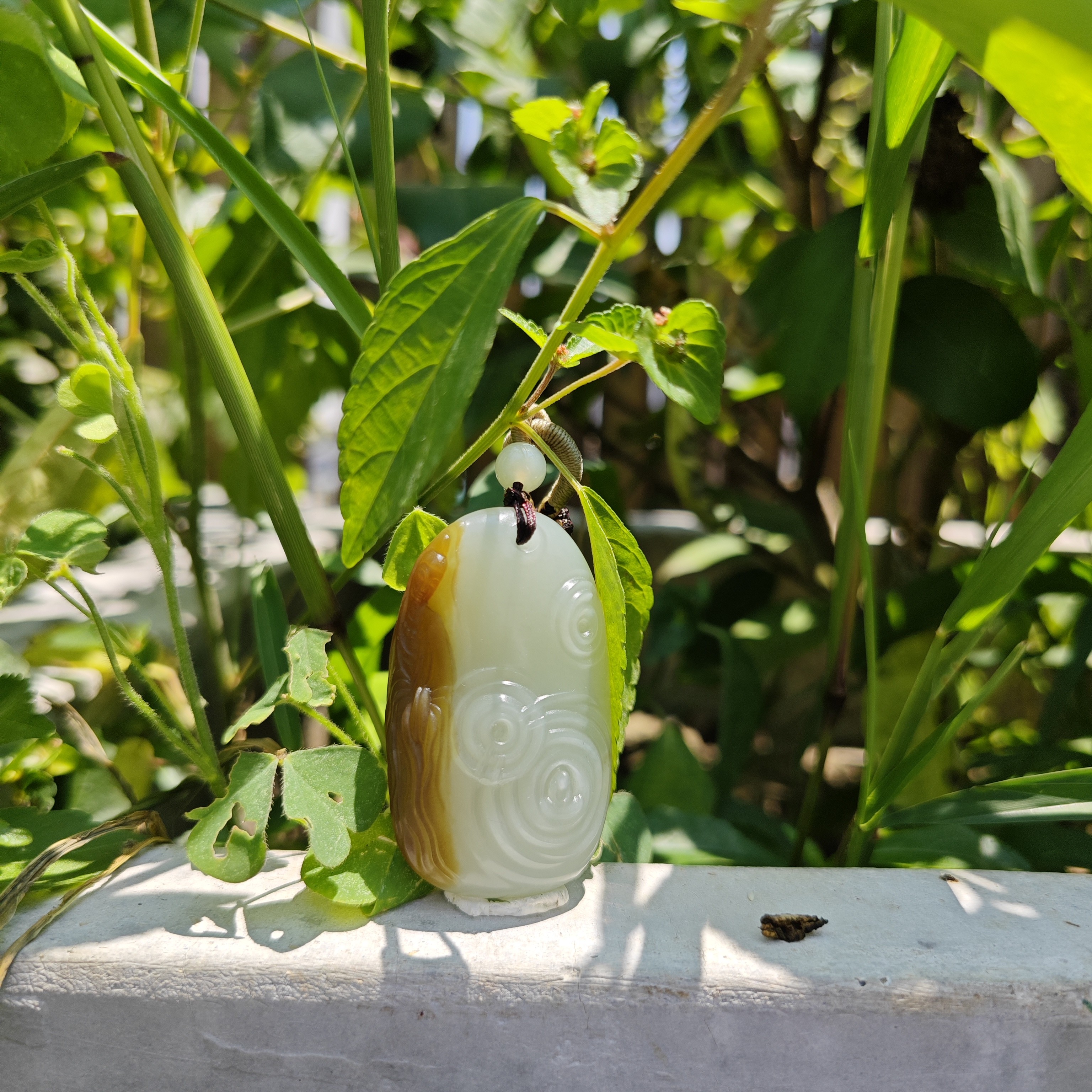 天然新疆和田玉且末金山糖白俏色观音菩萨