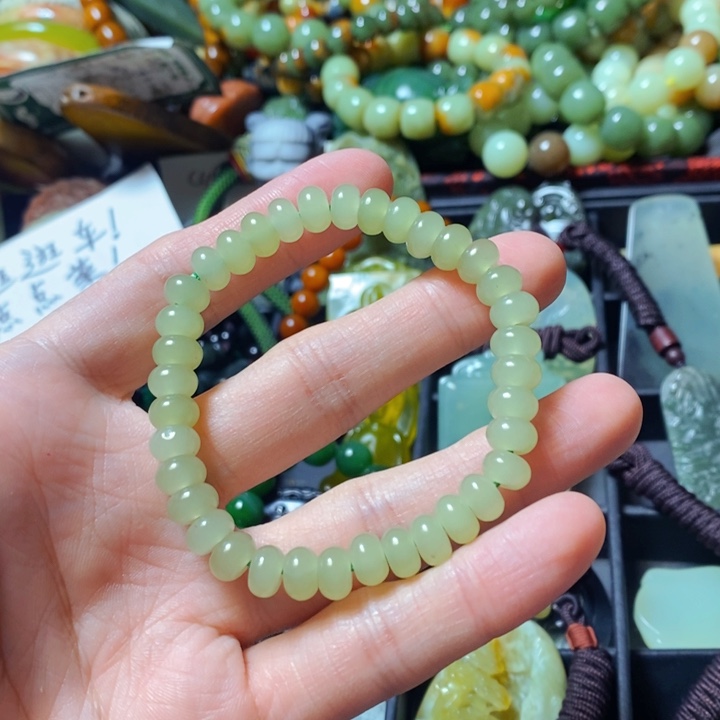 透闪石质玉未镶嵌颈饰