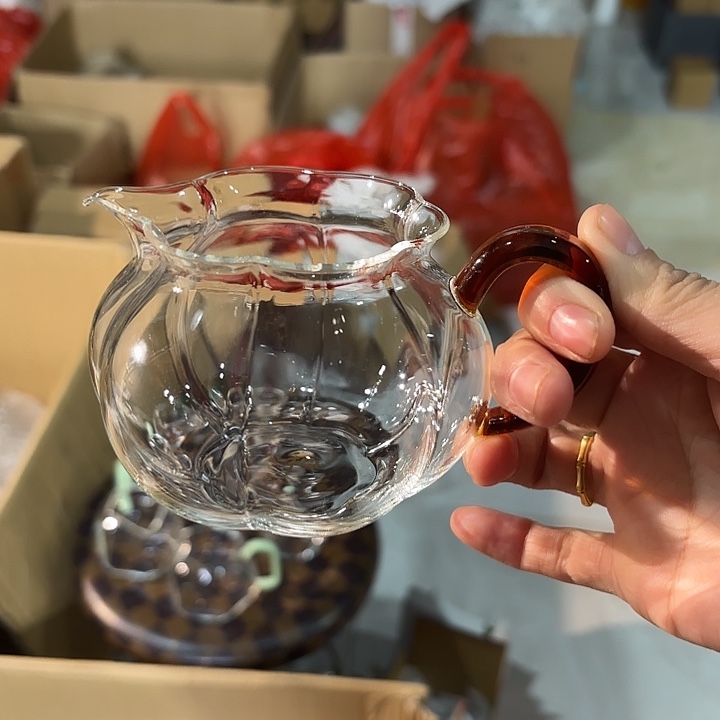 青***稚纳福虎珀。         