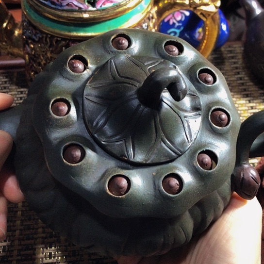 紫砂茶壶原矿泥料手工制作的紫砂壶。