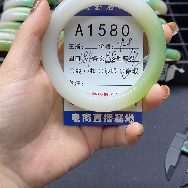 愤***鸟石英岩玉未镶嵌手镯