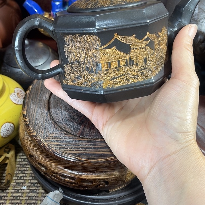 茶壶紫砂原矿泥料手工制作的一把紫砂壶。