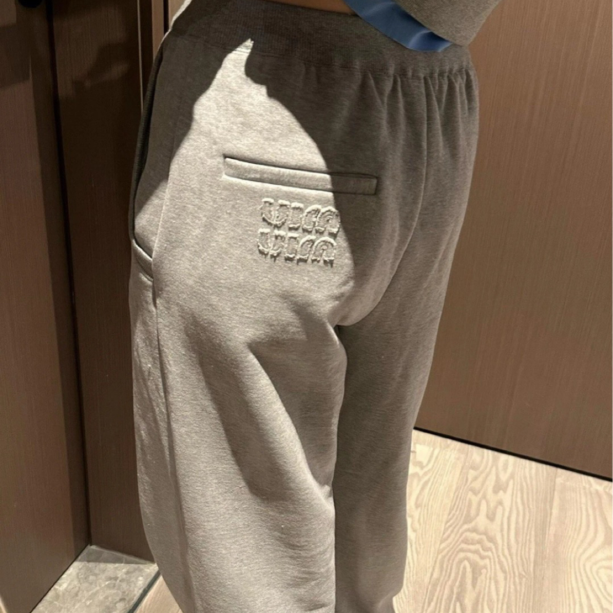 99新 MIU MIU/缪缪 灰色刺绣贴标休闲运动裤 36码 04597