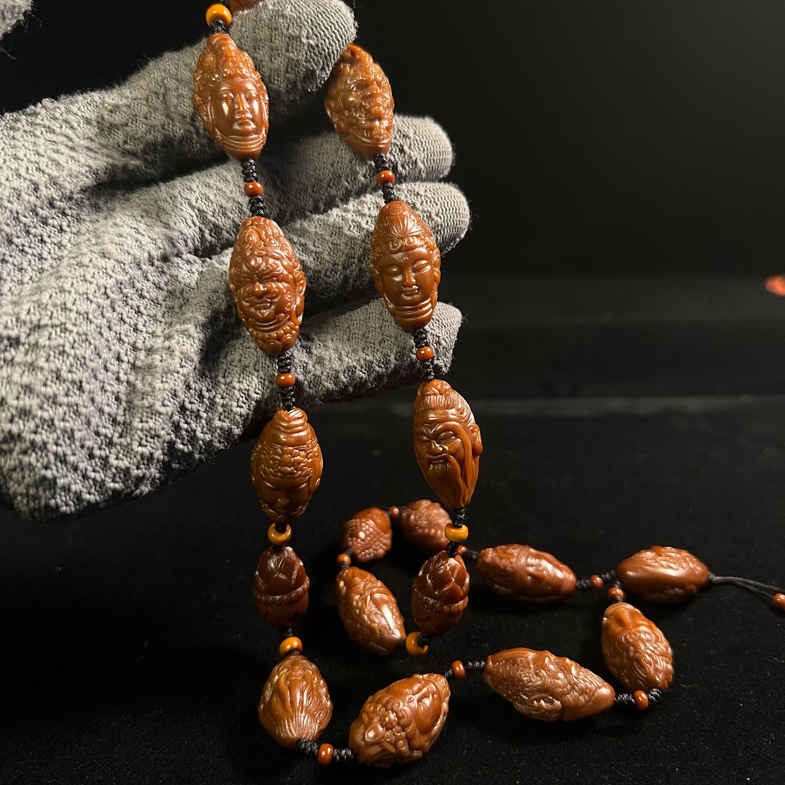 瑾亜，诸神护佑橄榄核雕脖挂脖挂