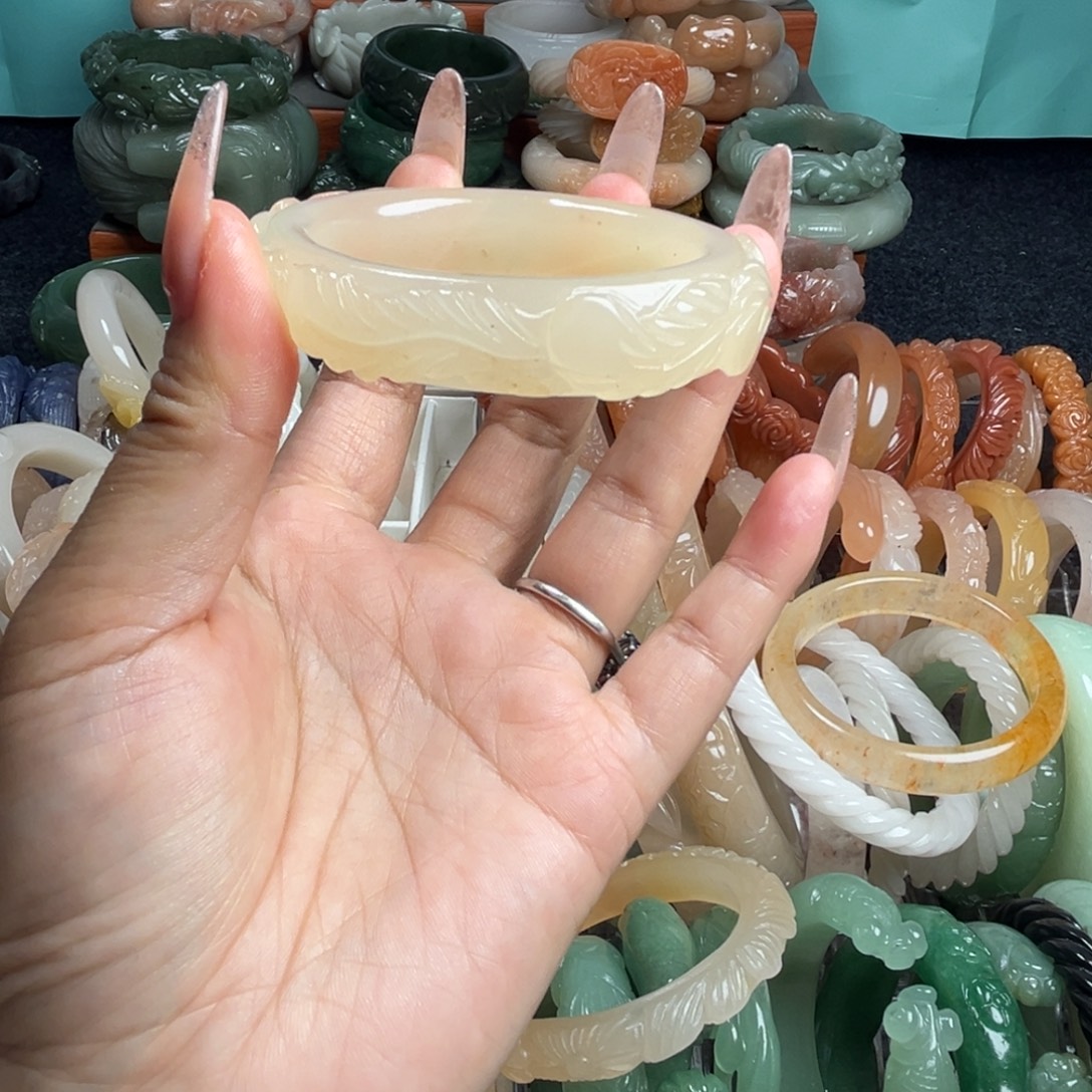 石英质玉未镶嵌雕花手镯