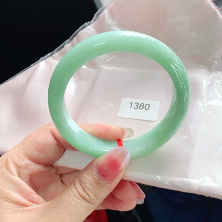 翡翠未镶嵌手镯03。