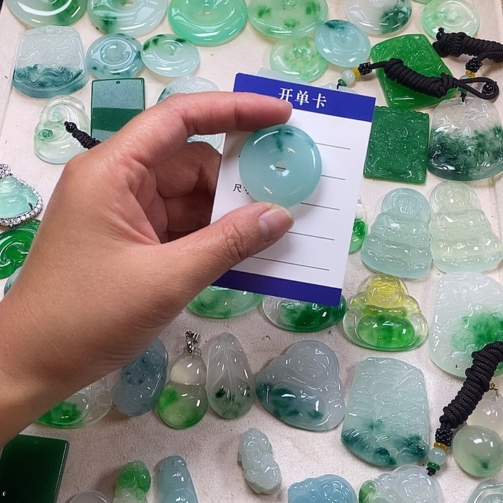 翡翠未镶嵌颈饰平安扣