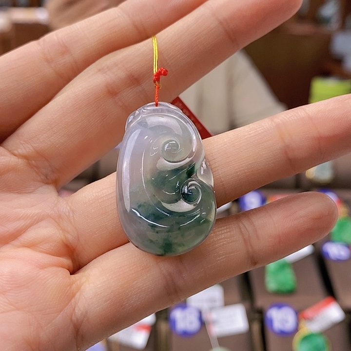 翡翠颈饰未镶嵌如意