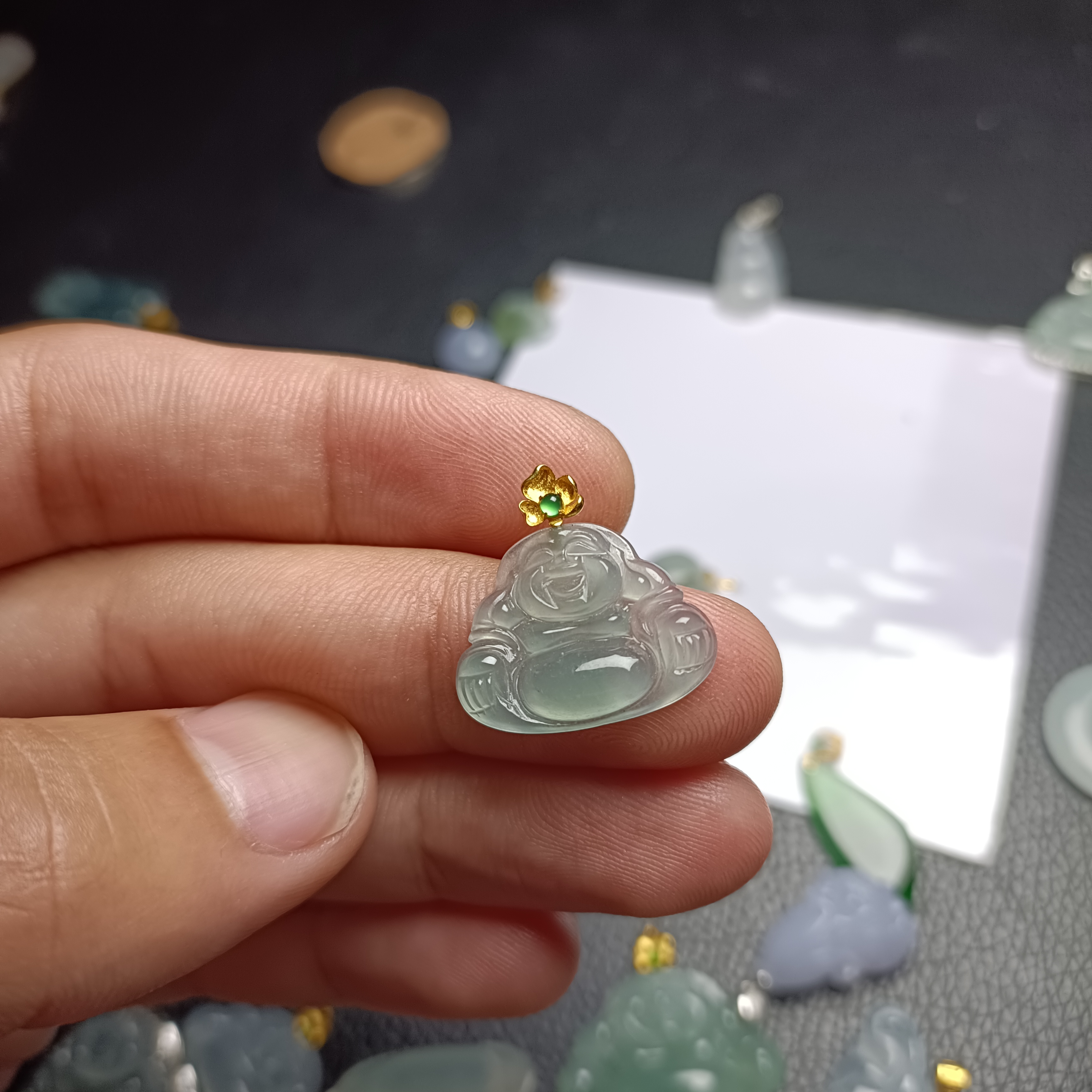 冰种俏色雕刻精美女士佛公翡翠