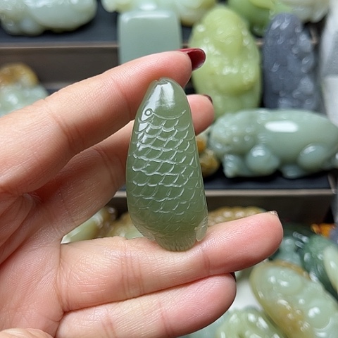 颈饰未镶嵌和田玉龍**人