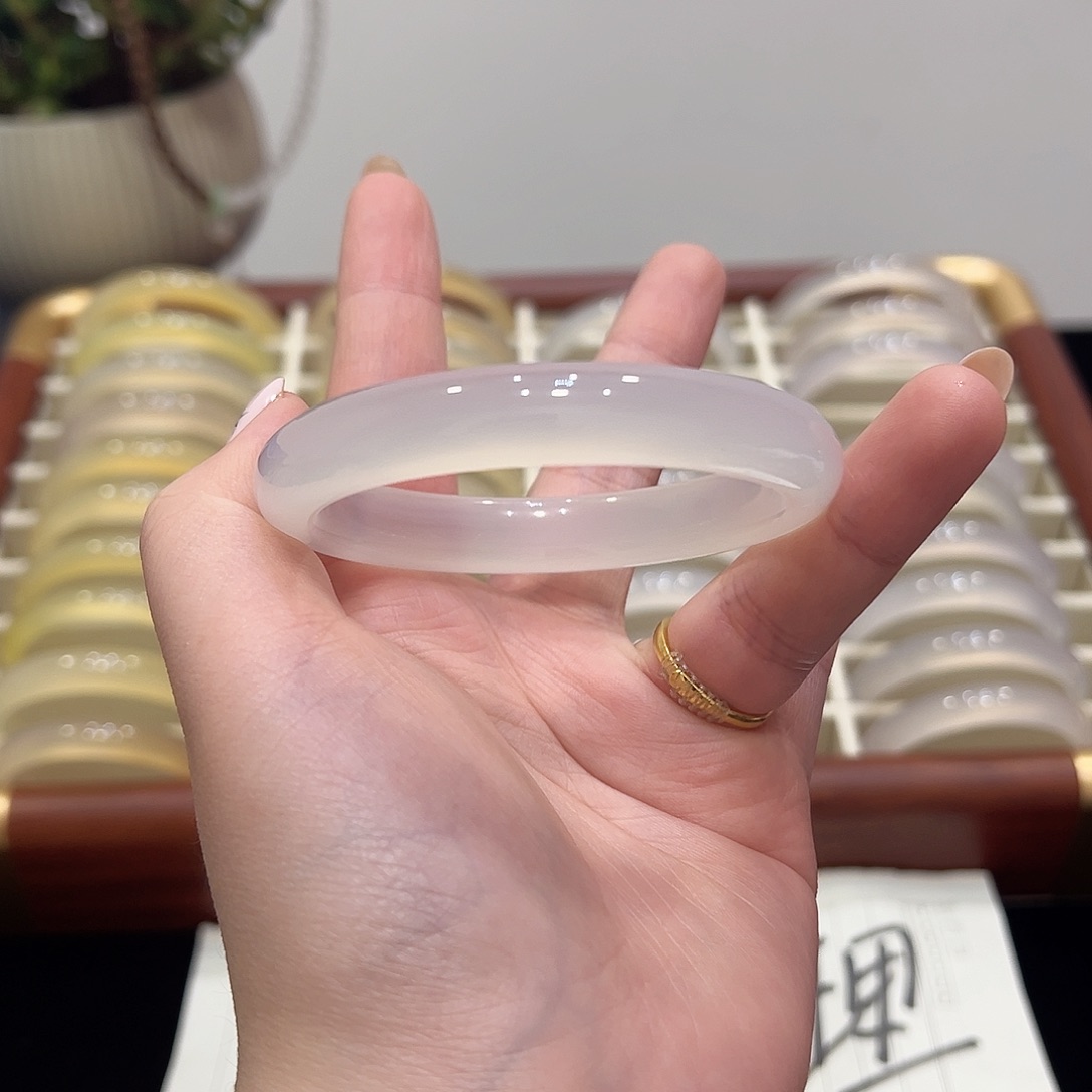 小***在玛瑙/玉髓未镶嵌手镯