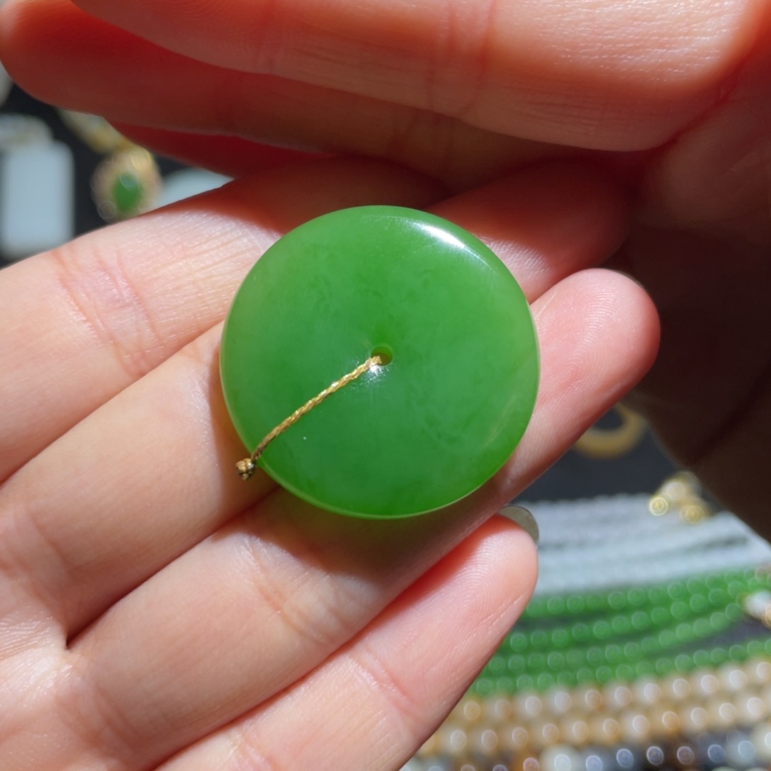 和田玉高色苹果绿无黑点28+直径平安扣未镶嵌