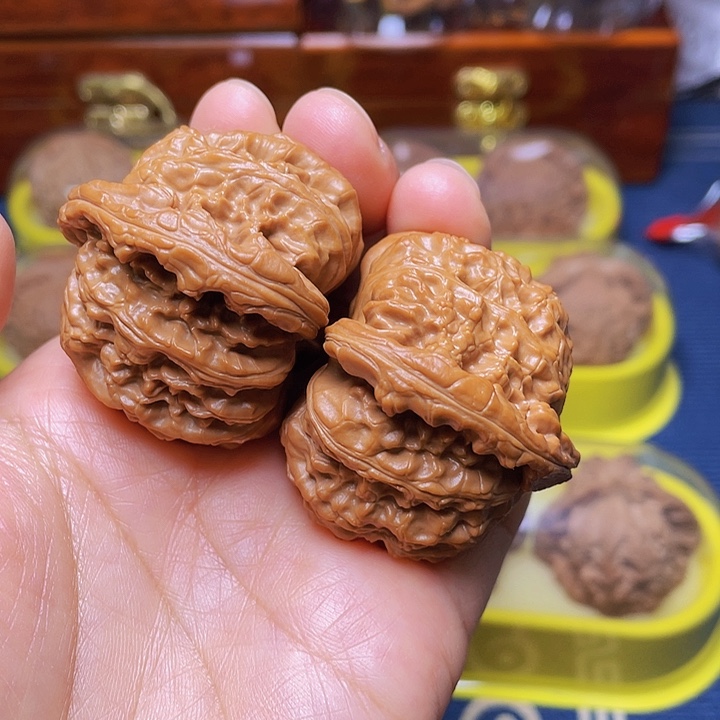 文玩核桃把件香**娇白狮子