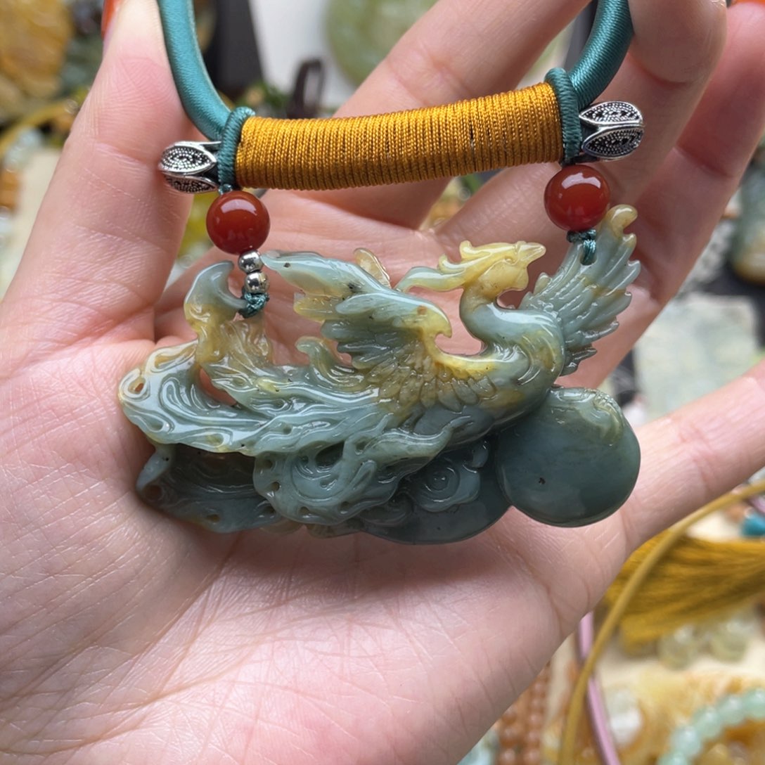 蛇纹石玉颈饰未镶嵌月****）