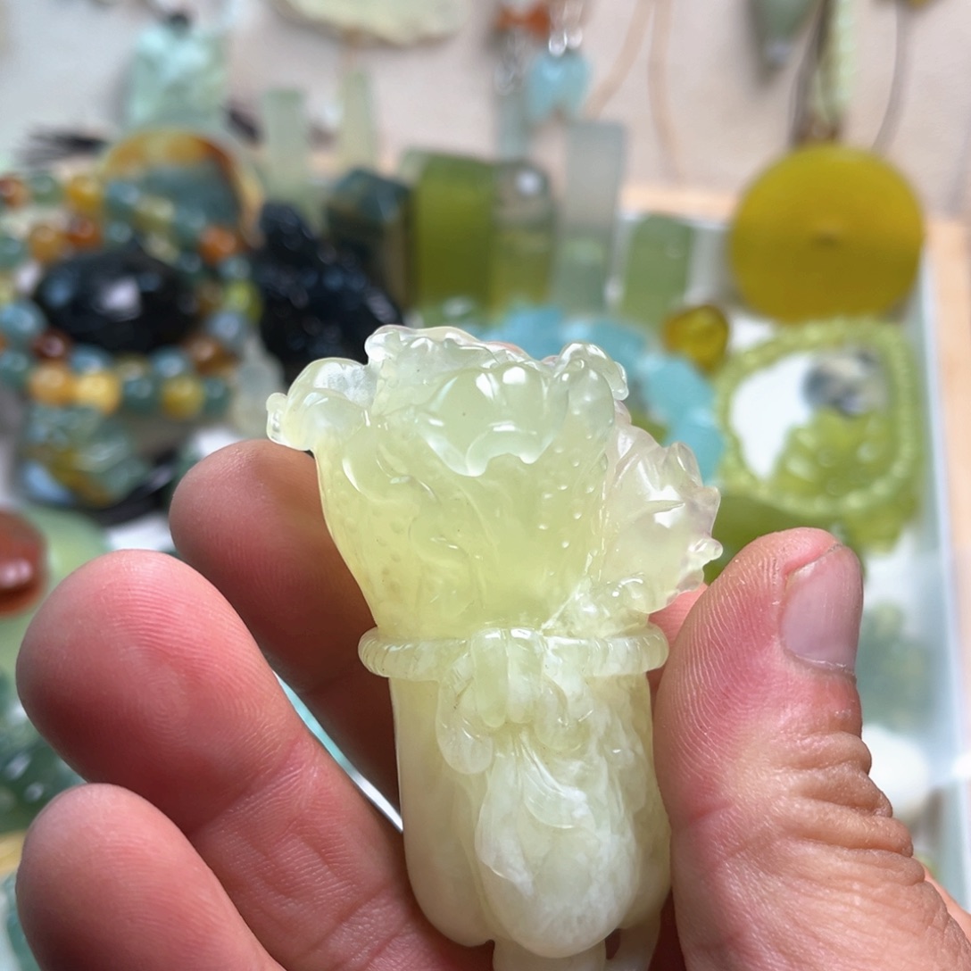 蛇纹石玉未镶嵌颈饰