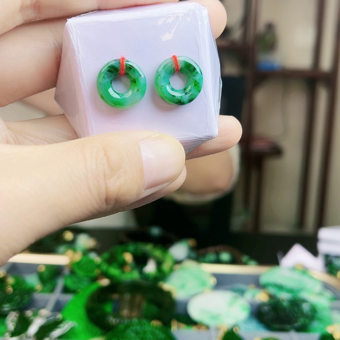 翡翠颈饰未镶嵌耳饰