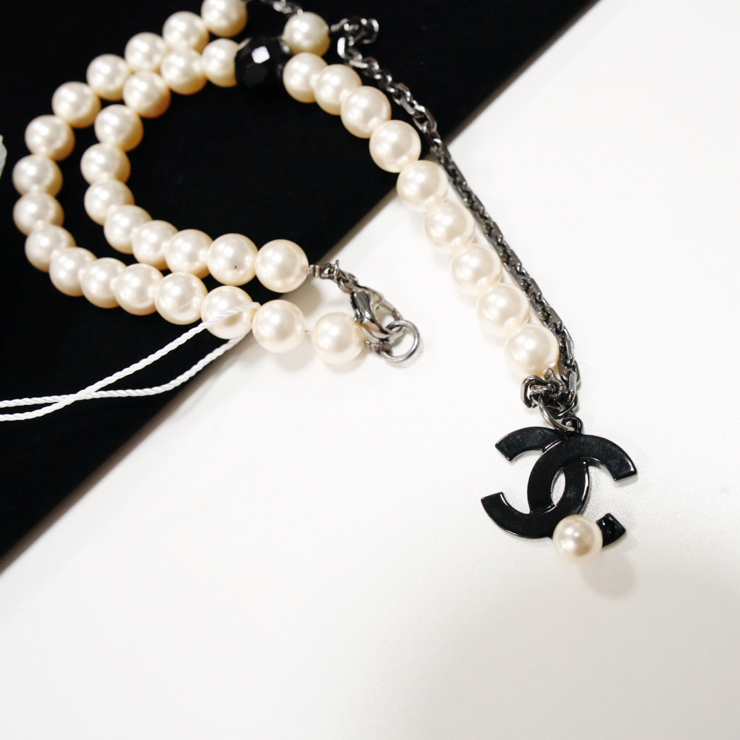 Chanel黑色logo吊坠珍珠项链