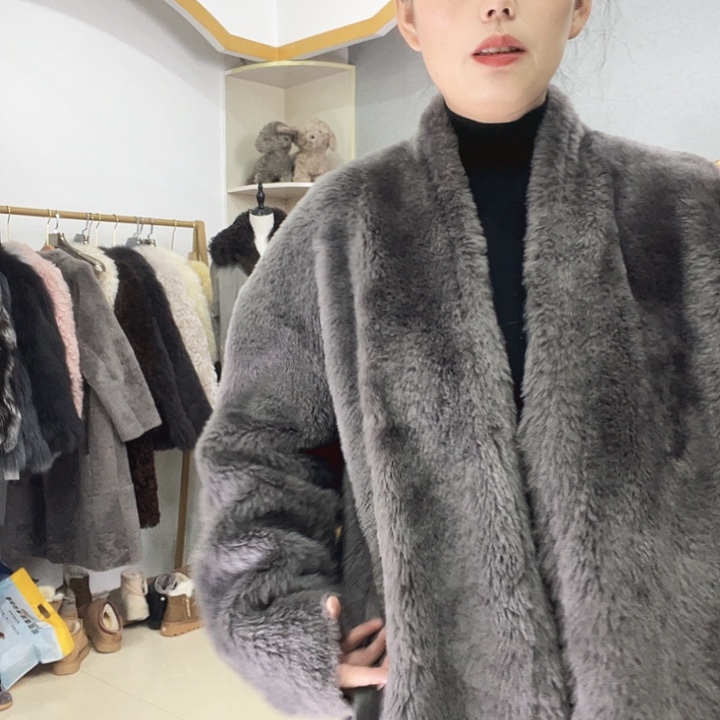灰色衣服皮毛一体百搭款