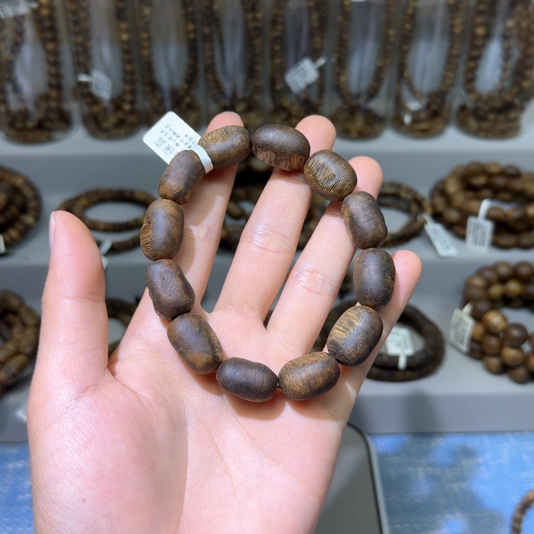 沉香手串大*猫海南透顶绿1.4单圈留疤18+