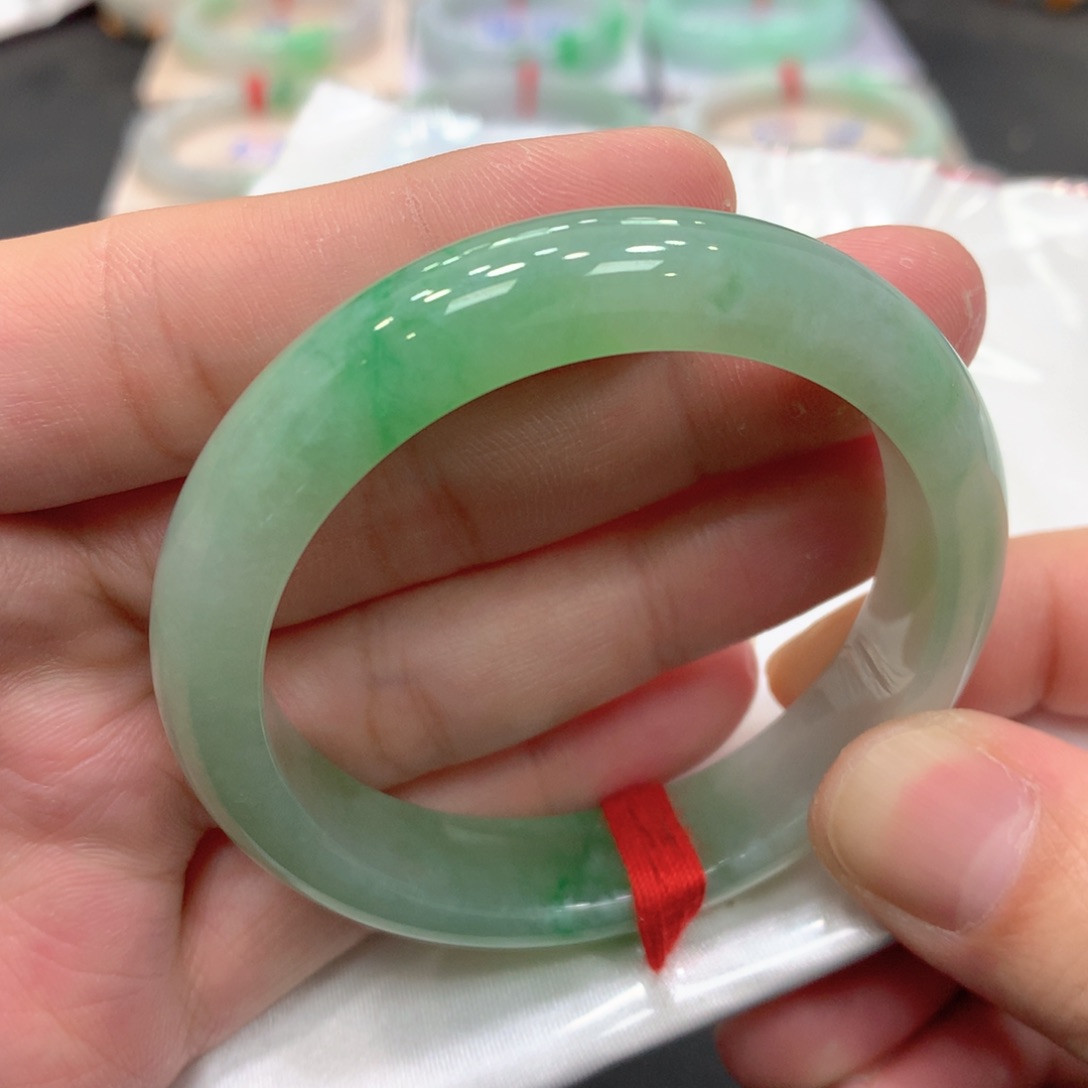 翡翠手镯未镶嵌翡翠