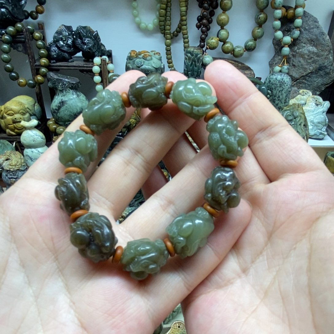 未镶嵌岫岩老玉（透闪石质玉）把件