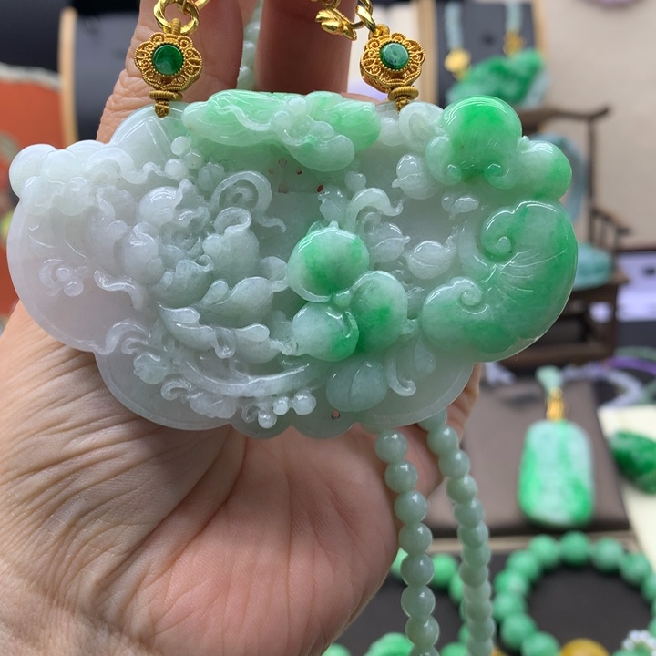 翡翠未镶嵌吊坠(赠链)